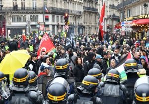 بازداشت بیش از ۳۰۰ نفر در ناآرامی‌های فرانسه