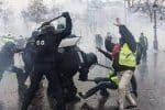 شورش فرانسه علیه طرح جنجالی ماکرون پلیس با باتوم به جان معترضان افتاد